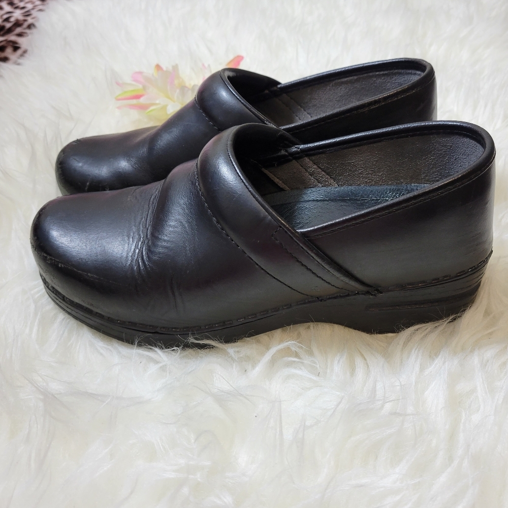 Dansko Professional Leather Slip On Clogs size 39 US 8.5, 9